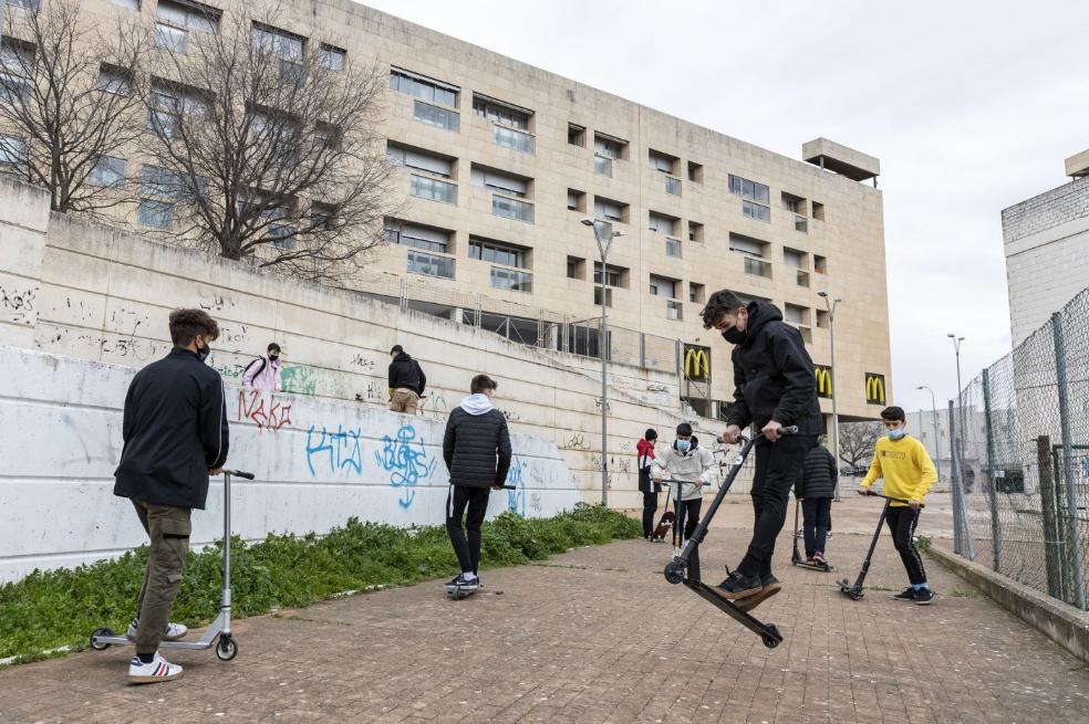 Algunos de los skaters de la asociación placentina, ayer en la zona de Céntrica. / ANDY SOLÉ