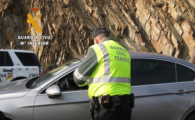 Condenado en Plasencia por circular con la pegatina de la ITV de otro un vehículo