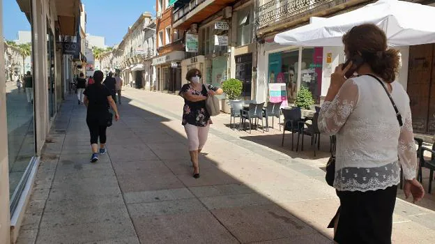 Locales comerciales en la zona centro de Villanueva. / S. GÓMEZ