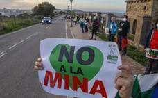 Unas dos mil personas hacen una cadena humana diciendo 'No a la Mina' en Cáceres