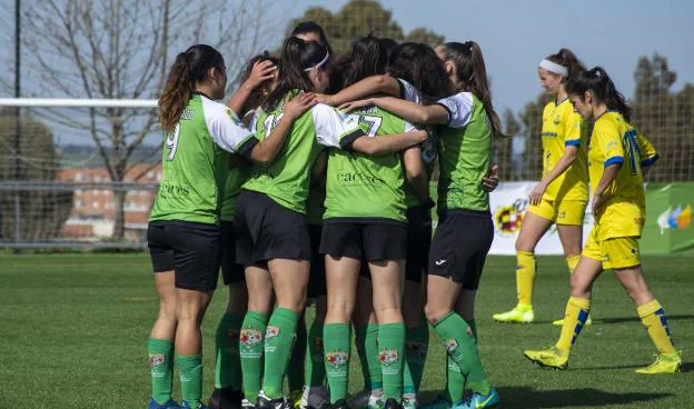 Las jugadoras del CFF Cáceres celebran un gol ante La Solana. / CFF CÁCERES