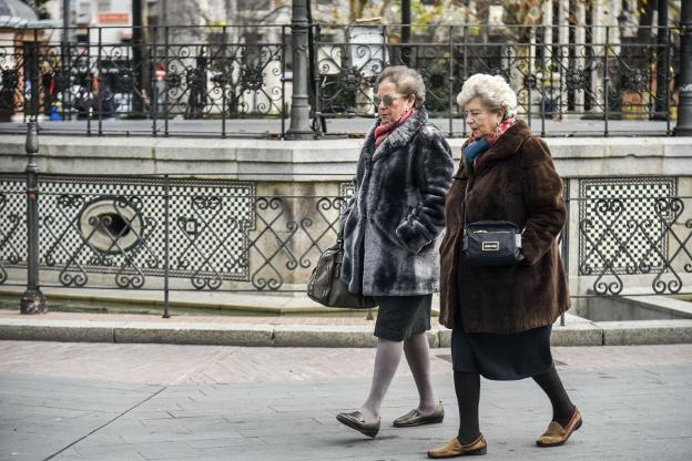 Dos mujeres caminan por el Paseo de San Francisco de Badajoz. / HOY