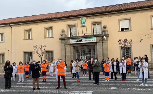 Aplausos para Isabel Bueno, esta mañana en el centro de salud de La Data./DAVID PALMA