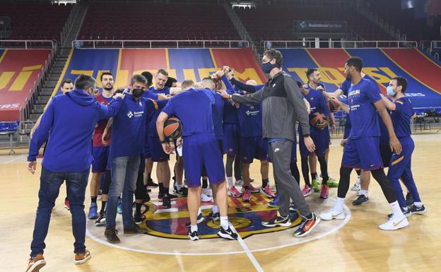 Pau Gasol visita a sus nuevos compañeros en el Palau