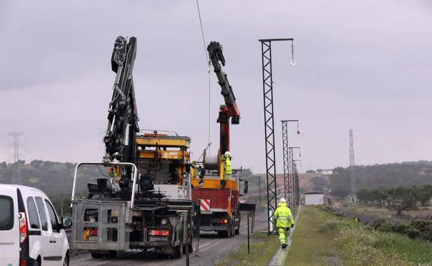 Trabajos de electrificación de la línea de alta velocidad entre Plasencia y Badajoz./hoy