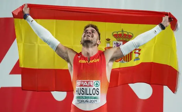 Óscar Husillos, con la bandera española, tras proclamarse campeón de 400 metros. /Aleksandra Szmigiel (Reuters)