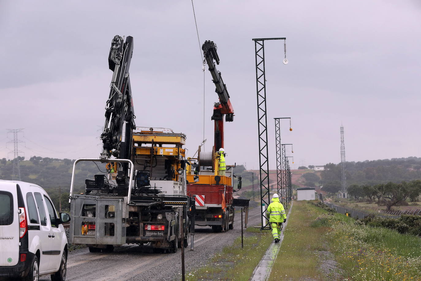 Trabajos de electrificación de la línea de alta velocidad entre Plasencia y Badajoz. /HOY