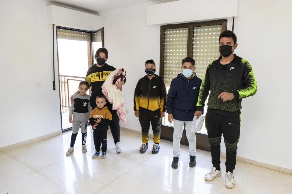 Mercedes, su marido y cinco de sus siete hijos, ayer en el salón de su nueva casa. / ANDY SOLÉ