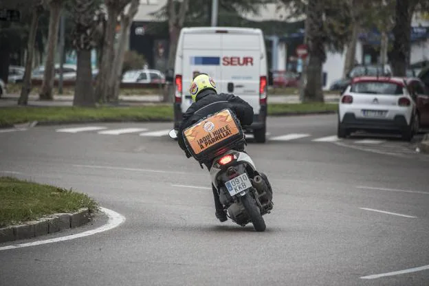 Un repartidor de comida toma una rotonda en Badajoz. / PAKOPÍ