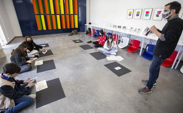 Los niños participantes en el primer taller del nuevo museo ahondaron en la figura de Goya./JORGE REY