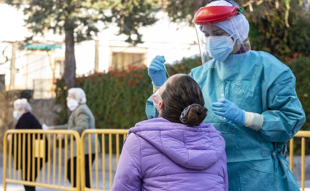 Siguen aumentando los casos de covid en Extremadura en un día con dos muertes