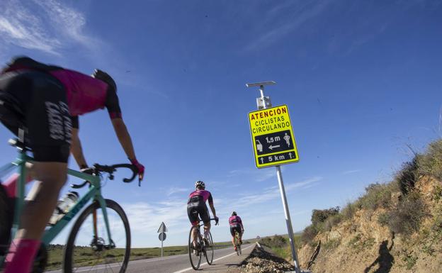 La Diputación de Cáceres instala los detectores de ciclistas en la carretera del Casar