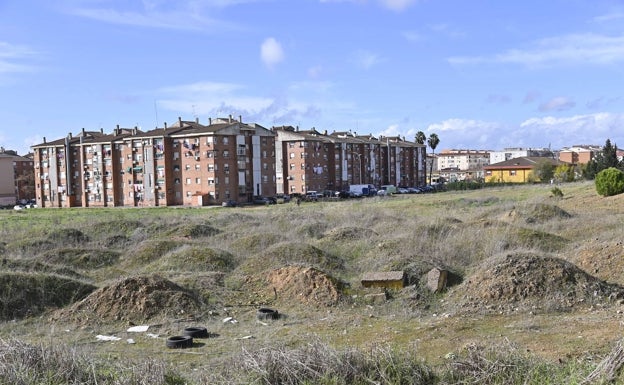La barriada pacense de Suerte de Saavedra contará con una pista deportiva junto al futuro campo del Santa Teresa