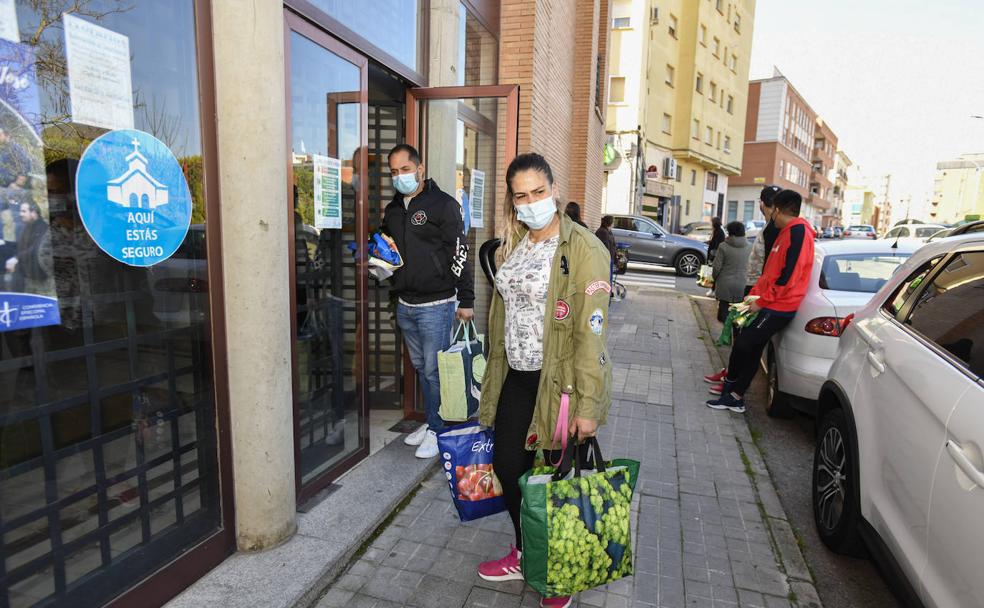 Caras nuevas haciendo cola para pedir comida 