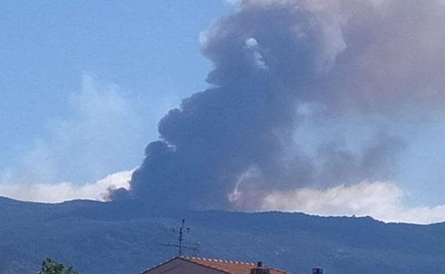 Medios del Infoex y las Brif luchan contra dos incendios en el Valle del Jerte