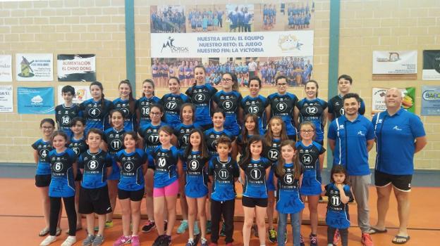 Integrantes de uno de los equipos de voleibol del Club Deportivo de Madrigal de la Vera. / J.S.