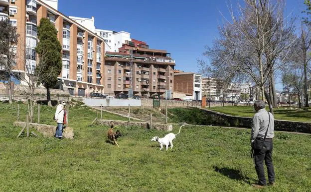 Los dueños de perros piden mejoras para la zona vallada junto al puente de San Juan. /ANDY SOLÉ