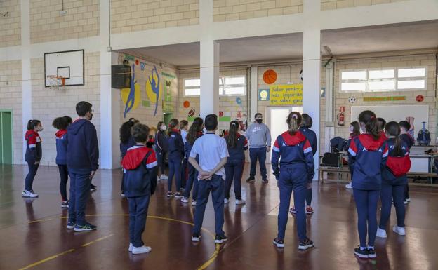 Alumnos de un centro concertado de Mérida en clase de educación física. /J. M. Romero