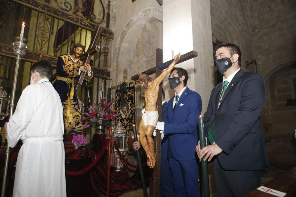 Vía crucis de la cofradía del Despojado, ayer en Santiago. En el círculo, boceto de su imagen titular. / A. MÉNDEZ