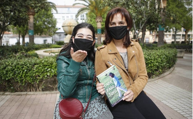 Laura y Estrella junto al libro en el que se recoge la experiencia vital con el autismo. /armando méndez