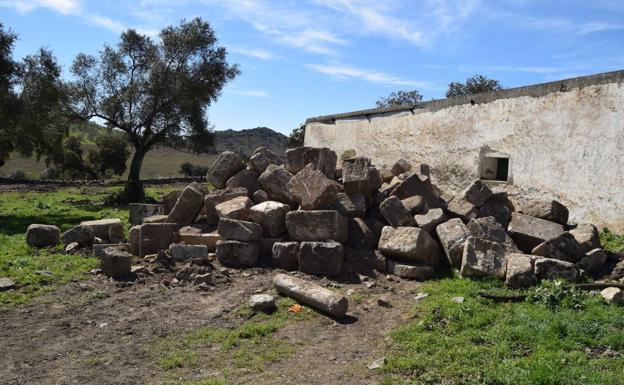 Sillares apiñados en la finca de Brovales correspondientes a los muros de la ermita destruida. /HOY