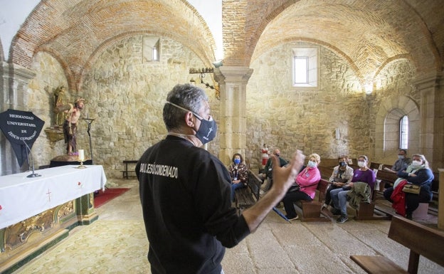 Javier Sellers, miembro de la cofradía de Jesús Condenado, explica a los visitantes detalles de la hermandad. /jorge rey