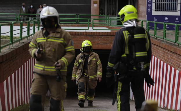 Atendidos con un ataque de ansiedad tras el incendio de dos coches en un garaje de Cáceres