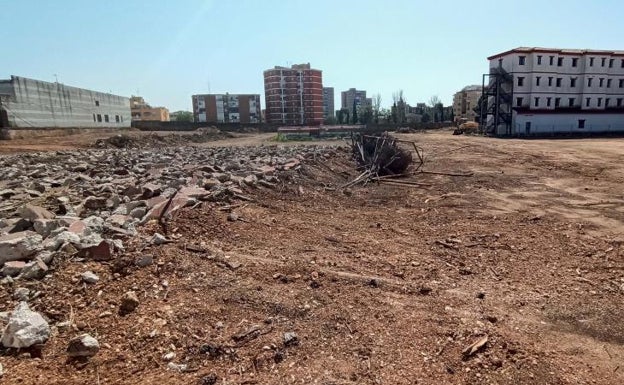 Comienzan los trabajos para instalar un campo de fútbol junto al Seminario en Badajoz