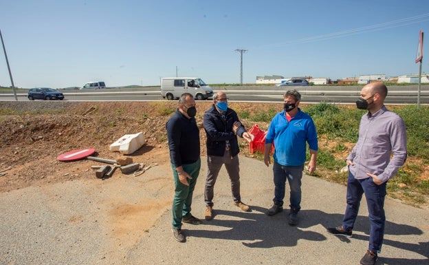 El doble carril por Charca Musia en Cáceres deja sin acceso directo a una decena de empresas