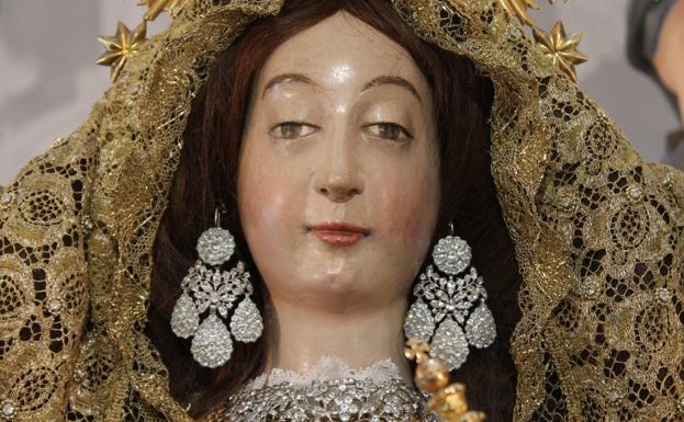 La Virgen de los Remedios ya está vestida para sus fiestas