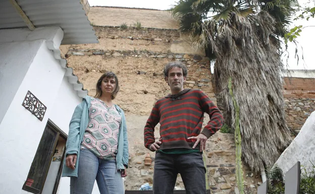 Susana y Rodrigo, en el patio de su casa con la Torre de Caleros al fondo. /armando méndez