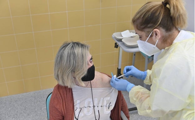 El 97% de los extremeños citados acuden a ponerse AstraZeneca pese a la controversia médica