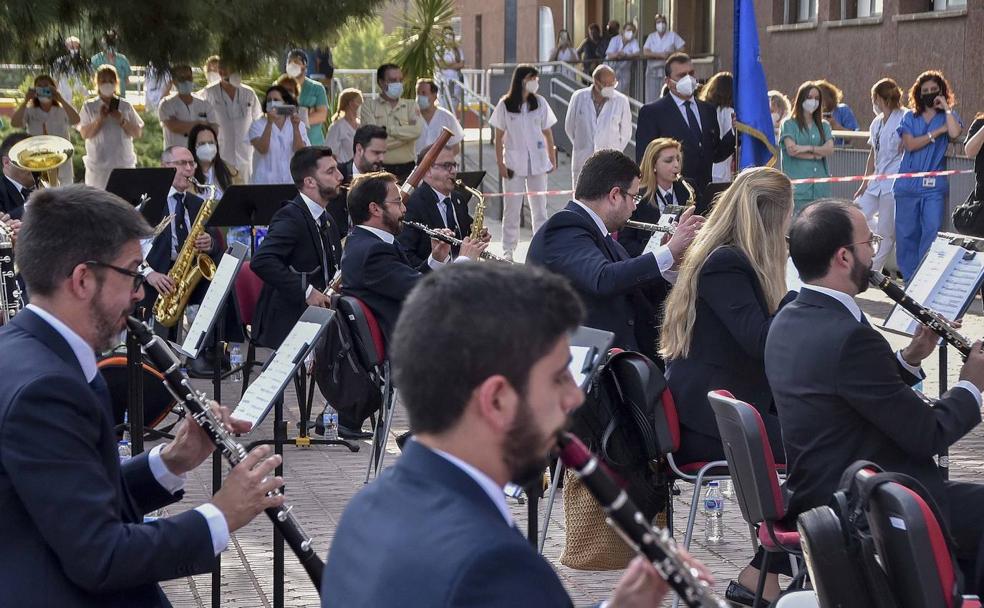 La Banda Municipal toca el 'Resistiré' en el hospital