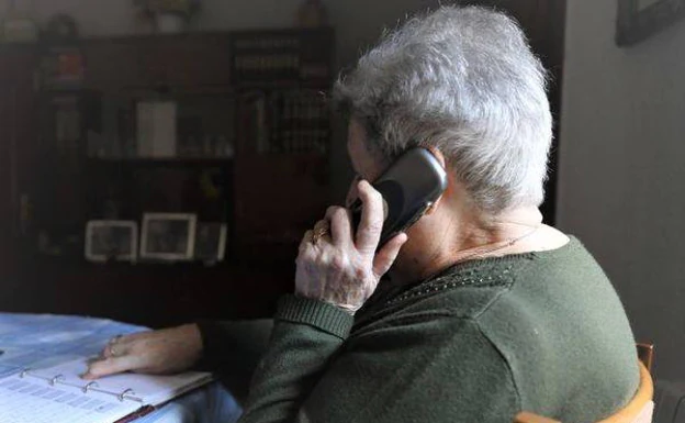 Algunos mayores reciben acompañamiento telefónico por parte de voluntarios./ hoy