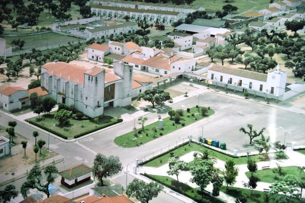 Vista aérea de Vegaviana, pueblo de colonización en la provincia de Cáceres construido en 1954 y diseñado por el prestigioso arquitecto Fernández del Amo. / HOY