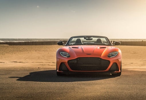 A los mandos del Aston Martin DBS Superleggera Volante: hipnótico e implacable