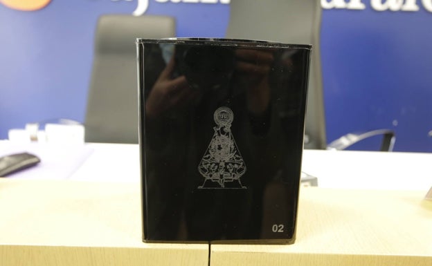 Así es como se colocarán las urnas en la columbaria. Llevan la imagen de la Virgen de la Montaña.