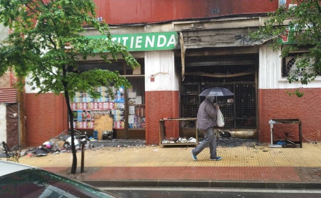 Un incendio calcina parte de un bazar de la calle Hernández Pacheco de Cáceres