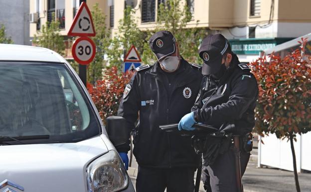 Dos conductores ante el juez por circular sin carné en Talavera la Real y dar positivo en drogas