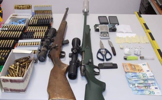 Cuatro años de cárcel para un narcotraficante de Llerena que guardaba un rifle en casa