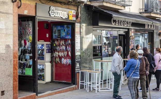 Condenan a los dueños de una tienda de Plasencia a indemnizar a las empresas Apple y a Samsung