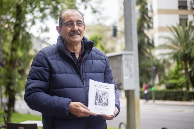 César García con un ejemplar de su libro. / JORGE REY