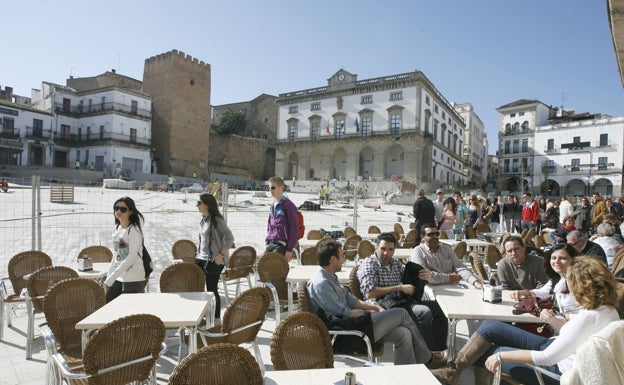 La obra más polémica de la Plaza Mayor de Cáceres cumple una década
