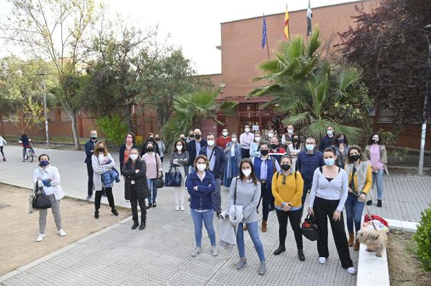 Padres y madres de alumnos, en Badajoz, disconformes con la adjudicación de plazas educativas. / HOY