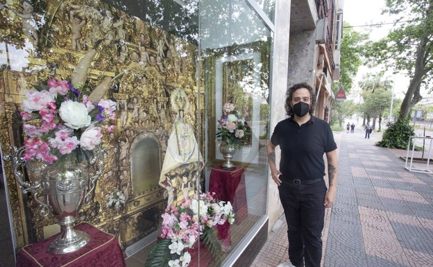 «Tengo una vecina que cuando ha visto a la Virgen de la Montaña en el escaparate no paraba de llorar»