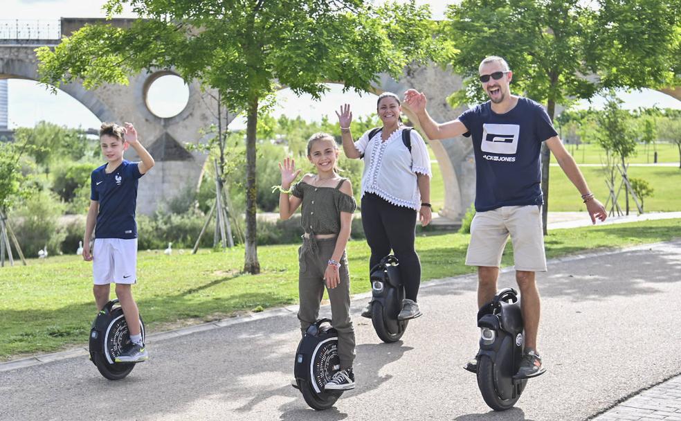 Laëtitia y Jérôme, junto con sus hijos Lindsay y Sam, paseando con sus monociclos eléctricos por el parque del río./JOSÉ VICENTE ARNELAS