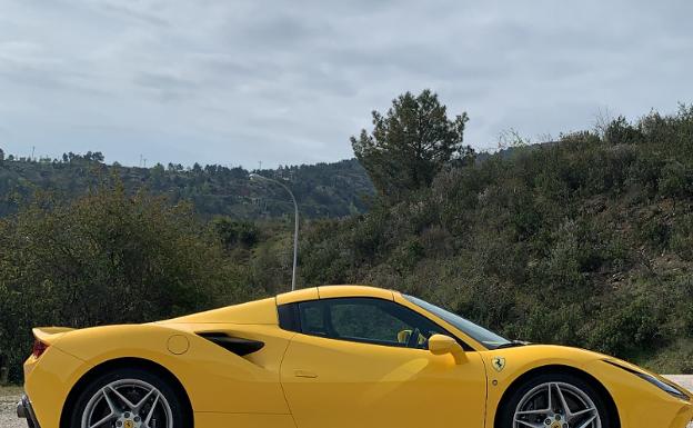 Nos subimos al portentoso Ferrari F8 Spider: un cavallino difícil de domar