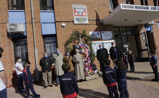 Un manto floral para la patrona de Cáceres en el Diocesano