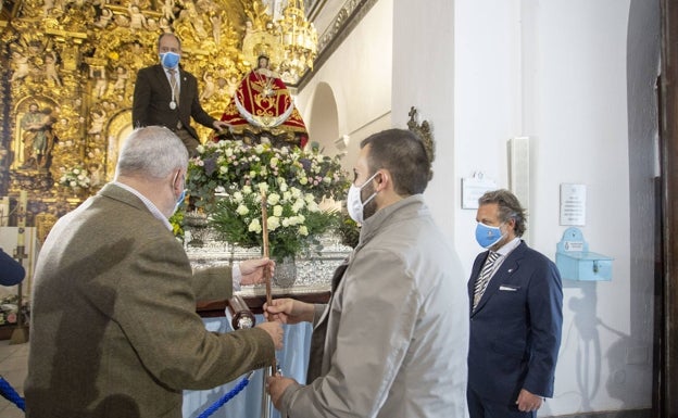 La Virgen de la Montaña de Cáceres recibe el bastón de mando en el santuario