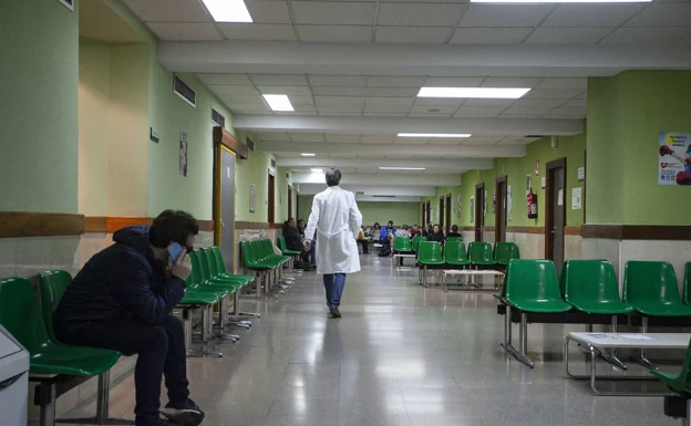 Pasillo del centro de salud de la zona centro en la ciudad de Cáceres hace un año. /HOY